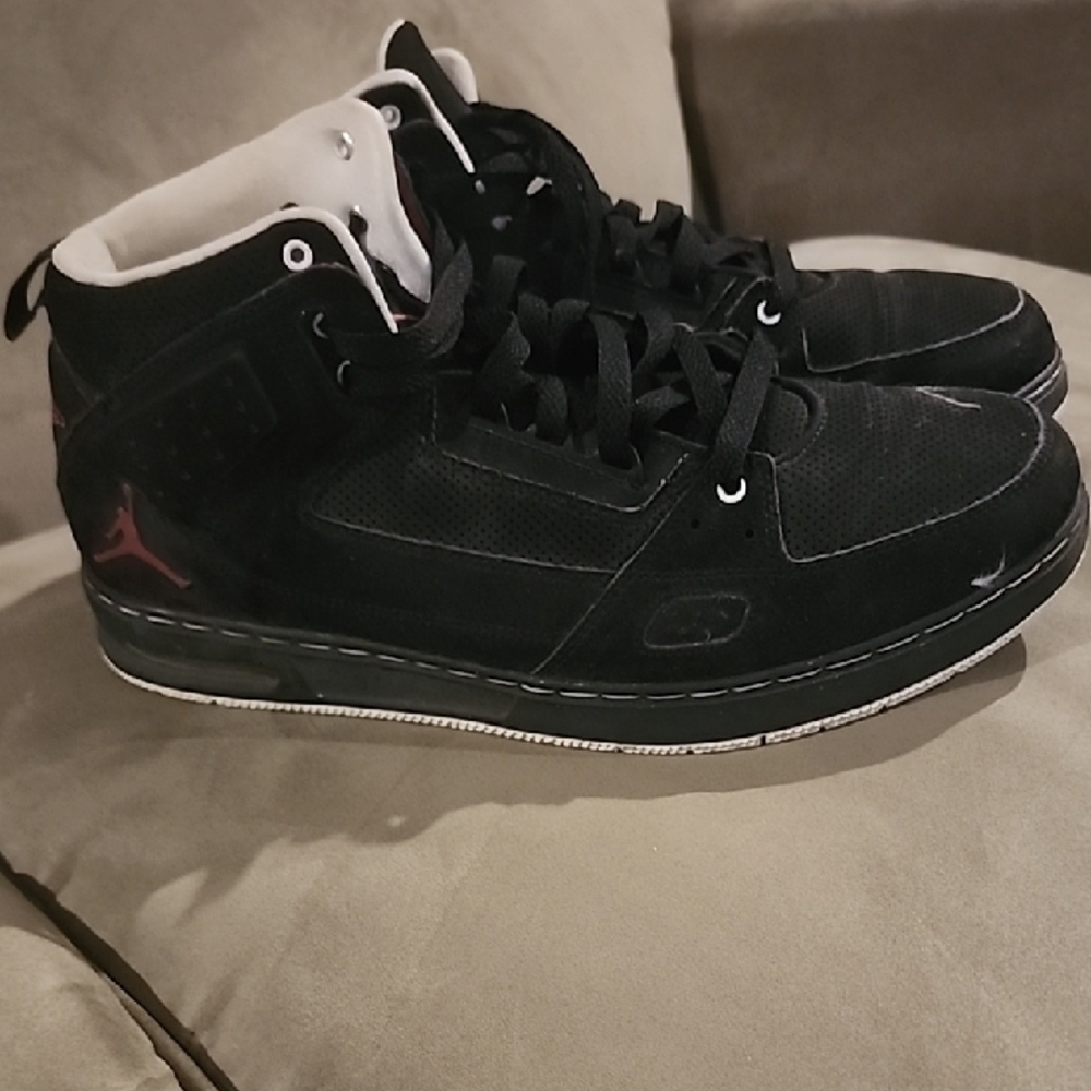 Jordan Street Classic Black. Pre-Owned. Size 10.5